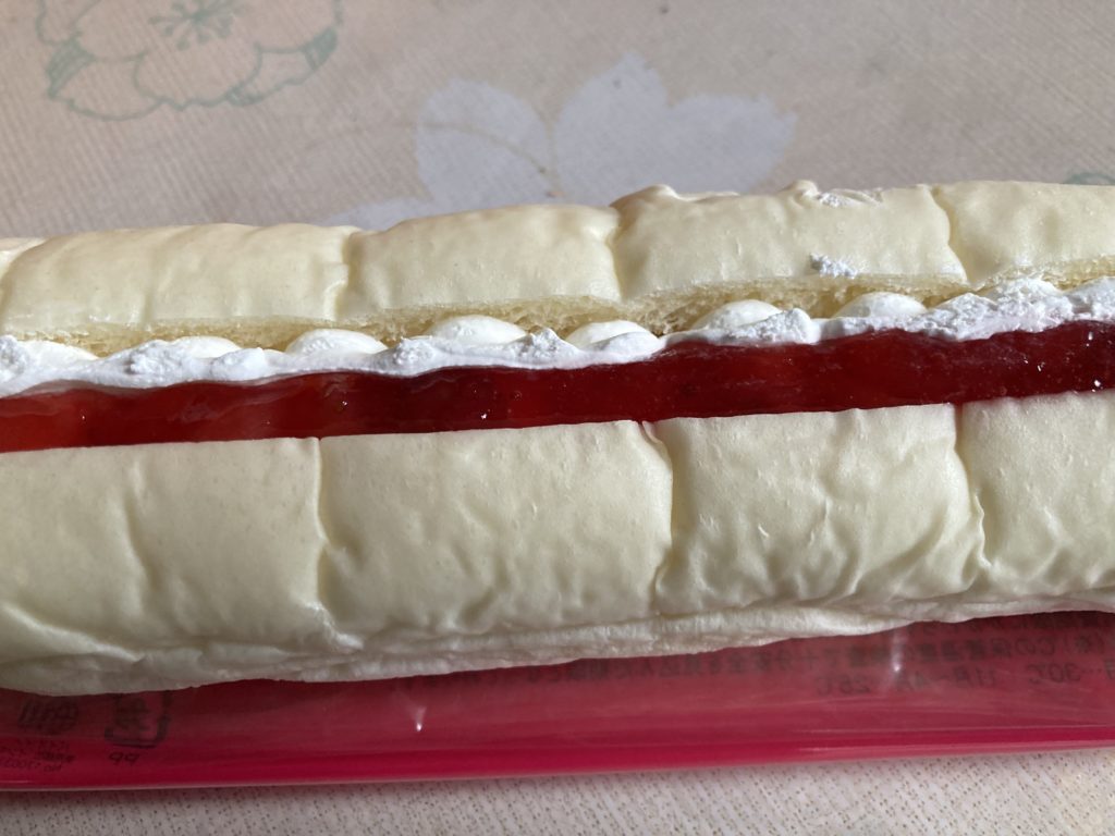 ローソン ふんわりいちごロール