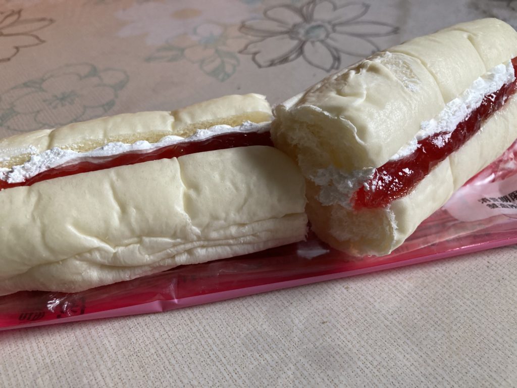 ローソン ふんわりいちごロール